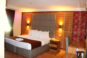 een hotelkamer met een groot bed in een kamer bij Presken K-ONE in Ikeja