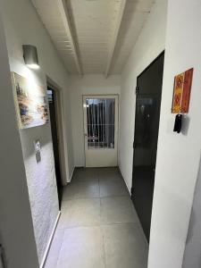 un pasillo de un edificio de oficinas con una puerta y un pasillo en Alojamientos Mis nonos en Mendoza