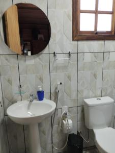 bagno con lavandino, servizi igienici e specchio di Hospedagem flor dos manacás a São Francisco de Paula