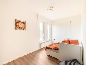 Habitación blanca con cama y ventana en Modern holiday home in Houthalen-Helchteren with garden, 
