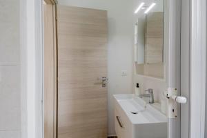 A bathroom at Il Gattino di Porto - apt 4 - Monolocale terrazzo piscina