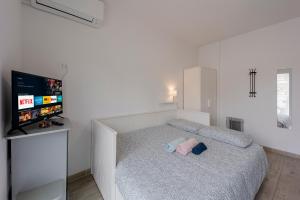 A bed or beds in a room at Il Gattino di Porto - apt 4 - Monolocale terrazzo piscina