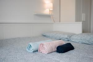 A bed or beds in a room at Il Gattino di Porto - apt 4 - Monolocale terrazzo piscina
