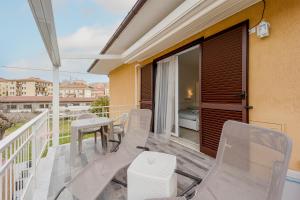 A balcony or terrace at Il Gattino di Porto - apt 4 - Monolocale terrazzo piscina