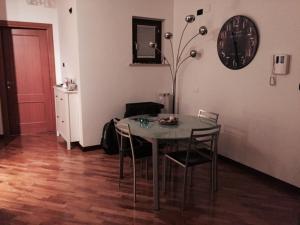 フィウミチーノにあるGhi&Ghiのダイニングルーム(テーブル、椅子、時計付)