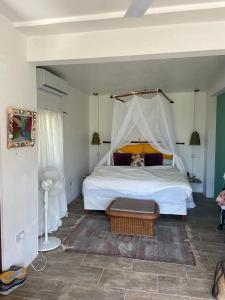 een slaapkamer met een groot bed met een baldakijn bij Harbour View House in Port Elizabeth