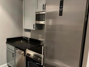 uma cozinha com um fogão e um frigorífico em Private one bedroom one bathroom em Nova Iorque