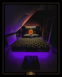een donkere kamer met een bed met paarse verlichting bij RM Luxury Apartment in Prague • 6 People • Free Parking • Pets in Praag