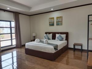 een slaapkamer met een groot bed in een kamer bij Meesouk Guesthouse 