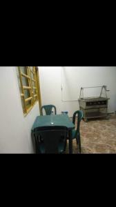 una mesa verde y sillas en una habitación en Casa el remanso, en Acacías
