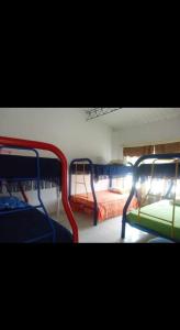 um autocarro com duas camas num quarto em Casa el remanso em Acacías