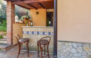 2 sedie e un bar su un patio di Mages a Casteldaccia