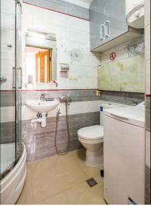 e bagno con servizi igienici, lavandino e doccia. di Apartment Svobody a Lviv