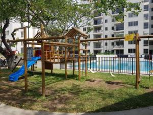 un parque infantil en un parque junto a una piscina en Beautiful Apartment Near Cali & Airport 2 bed 2 bath 2 pax en Yumbo