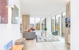 Μια τηλεόραση ή/και κέντρο ψυχαγωγίας στο Beach Front Apartment