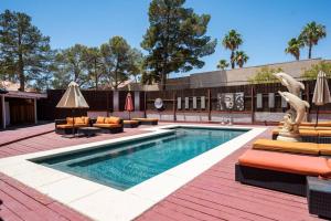 una piscina con una estatua junto a un edificio en Resort-Style Paradise w 2 Pools, en Las Vegas