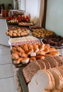 een heleboel brood en gebak op een tafel bij Hotel Girassol in Imbé