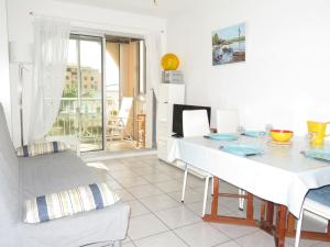 セットにあるAppartement Sète, 2 pièces, 4 personnes - FR-1-338-70のリビングルーム(白いテーブル、白いソファ付)