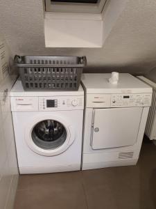 uma lavandaria com uma máquina de lavar roupa e uma máquina de lavar roupa em Monteurzimmermit Gemeinschafst Bad-Küche- AM RHEIN 