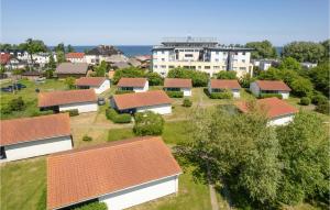 - une vue aérienne sur un village avec des maisons dans l'établissement Baltic Center, à Sarbinowo