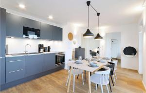 eine Küche und ein Esszimmer mit Tisch und Stühlen in der Unterkunft Beach Front Apartment in Lembruch + 30 Fotos