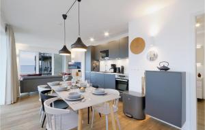 eine Küche und ein Esszimmer mit einem weißen Tisch und Stühlen in der Unterkunft Beach Front Apartment in Lembruch