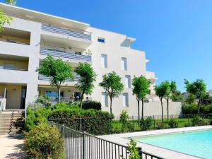 Bazén v ubytovaní 3P climatisé avec parking, piscine, proche plage et commerces à Sète - FR-1-338-497 alebo v jeho blízkosti