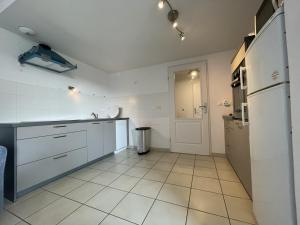 Kuchnia lub aneks kuchenny w obiekcie 3P climatisé avec parking, piscine, proche plage et commerces à Sète - FR-1-338-497