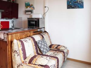 salon z kanapą i kuchenką mikrofalową w obiekcie Joli studio 4 pers, centre station, accès pistes - FR-1-322-520 w mieście Les Orres