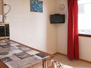 Pokój ze stołem, telewizorem i oknem w obiekcie Joli studio 4 pers, centre station, accès pistes - FR-1-322-520 w mieście Les Orres