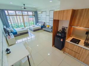 Il dispose d'une cuisine et d'un salon avec un canapé et une table. dans l'établissement -Lake View- Mount Austin IKEA Toppen 5 mins - B116, à Johor Bahru