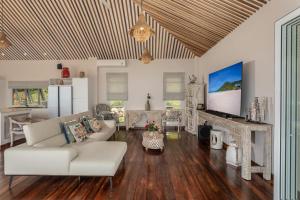 - un salon avec un canapé blanc et une cheminée dans l'établissement Takian Villa : vue mer et coucher de soleil, à Salad Beach