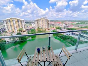 - deux chaises sur un balcon avec vue sur la rivière dans l'établissement -Lake View- Mount Austin IKEA Toppen 5 mins - B116, à Johor Bahru