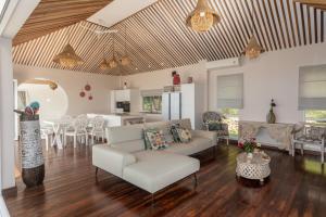 - un salon avec un canapé et une table dans l'établissement Takian Villa : vue mer et coucher de soleil, à Salad Beach