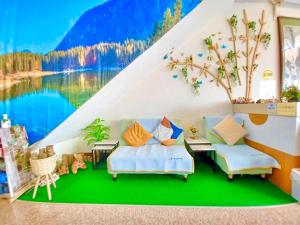 潮州鎮的住宿－屏東潮州民宿樂活藝術家，客厅配有沙发和湖画