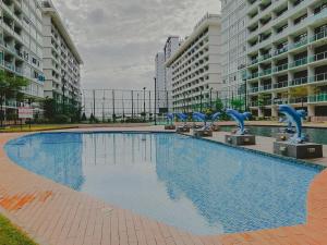 une grande piscine au milieu d'un bâtiment dans l'établissement -Lake View- Mount Austin IKEA Toppen 5 mins - B116, à Johor Bahru