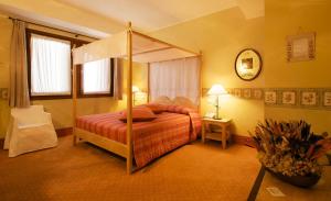 1 dormitorio con cama con dosel en una habitación en A Casa Di Paola, en Chiarano