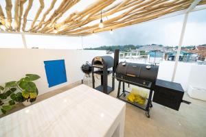 eine Küche mit einem Grill und einem Tisch auf dem Balkon in der Unterkunft IMAH DHARMA in Bandung