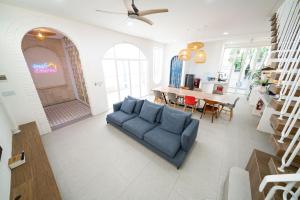 萬隆的住宿－IMAH DHARMA，一间带蓝色沙发的客厅和一间用餐室