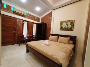 Postel nebo postele na pokoji v ubytování Rumah Kami Guest House