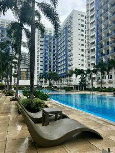 - une piscine avec une sculpture à côté d'un bâtiment dans l'établissement condotel staycation for rent tower E&F, à Manille