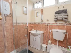 Et badeværelse på 225 Seaside Retreat + 19 billeder