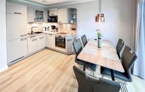 Η κουζίνα ή μικρή κουζίνα στο Nice Home In Büsum With Sauna