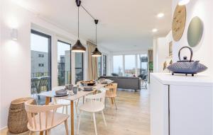 a kitchen and dining room with a table and chairs at Nice Apartment In Lembruchdümmer See in Lembruch