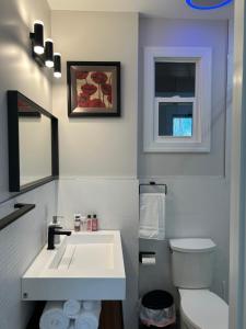 Bilik mandi di Unparalleled Luxury Spacious City Suite +6 gambar