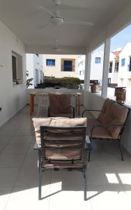 eine Terrasse mit Stühlen und einem Tisch auf dem Balkon in der Unterkunft Efterpis12 St. House in Paralimni