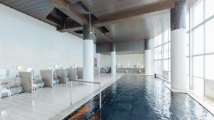 una piscina in un grande edificio con piscina di Yunoko Umi To Yuyake a Mizumata