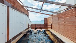 MizumataYunoko Umi To Yuyake的两个人坐在建筑物内的锦鲤池里。