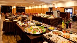 una linea a buffet con molti piatti diversi di Yunoko Umi To Yuyake a Mizumata