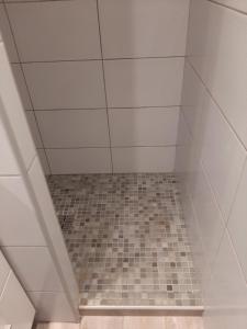 La salle de bains est pourvue d'une douche et de carrelage. dans l'établissement Chambre d'hôte Chez Josie, à Beaucaire